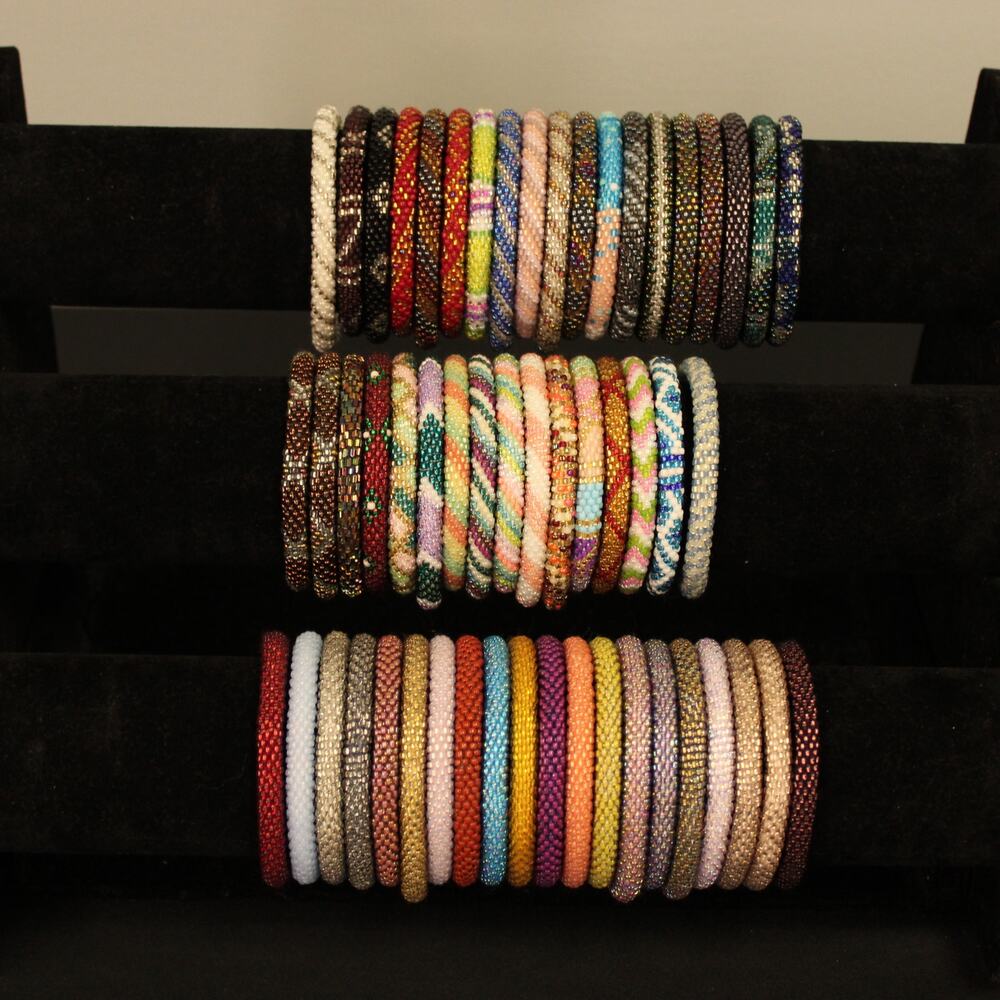 Seed Bead Bracelelts Kids, Small Women Size Assorted Colors Designs NWOT 4 Piece